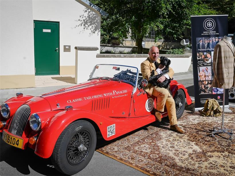 Mit Hund, Maßanzug und rotem Roadster