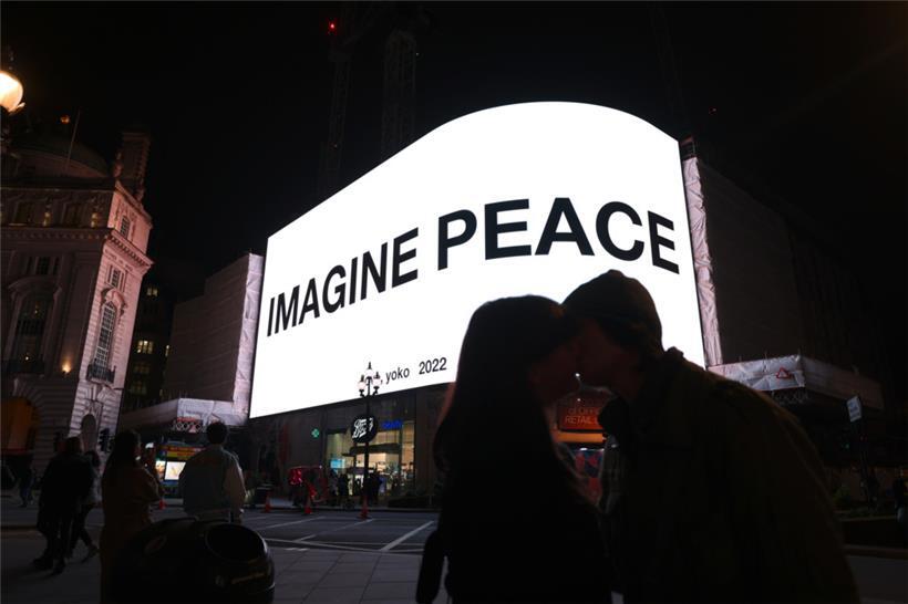 Mit „Imagine“ ist John Lennon die Friedenshymne schlechthin geglückt. Zu Beginn des Ukraine-Kriegs war die Botschaft seiner Witwe Yoko Ono in London, Berlin, Los Angeles, Melbourne, Mailand, New York und Seoul zu sehen. 
