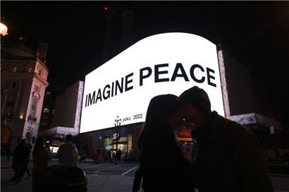 Mit „Imagine“ ist John Lennon die Friedenshymne schlechthin geglückt. Zu Beginn des Ukraine-Kriegs war die Botschaft seiner Witwe Yoko Ono in London, Berlin, Los Angeles, Melbourne, Mailand, New York und Seoul zu sehen. 
