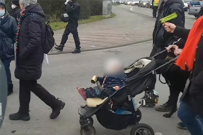 Mit Kind und Hund auf dem Weg: Demoteilnehmer am 15. Januar 2022 in Trier (die dortige Veranstaltung war allerdings angemeldet und verlief völlig friedlich.)
