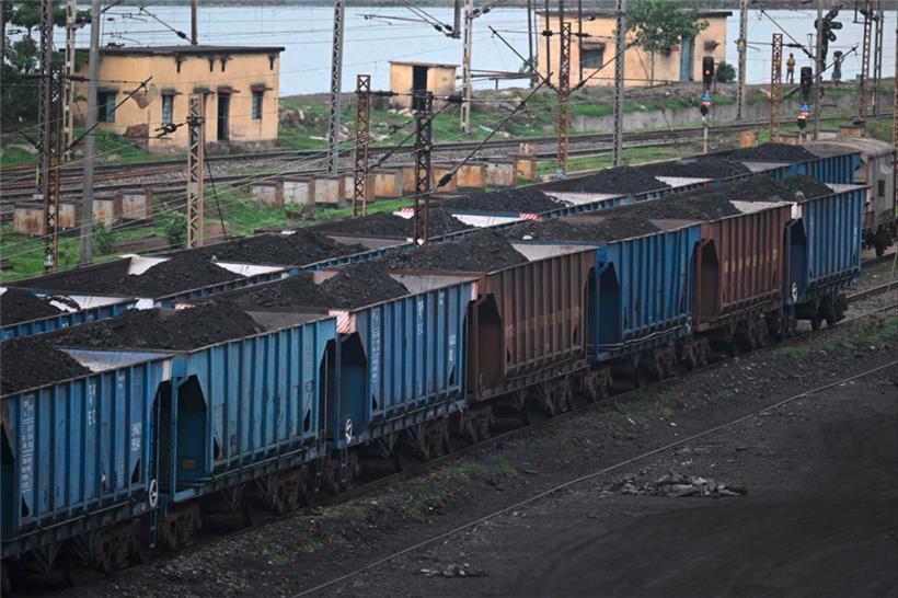 Mit Kohle vollgeladene Waggons in Indien
