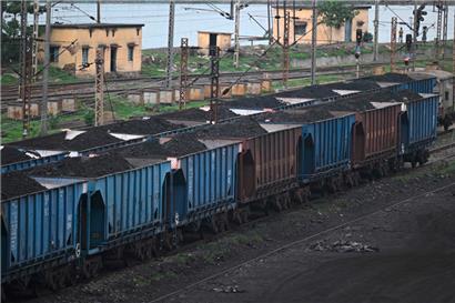 Mit Kohle vollgeladene Waggons in Indien

