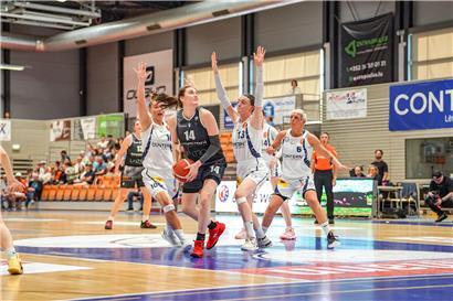Lauren van Kleunen konzentriert beim Schachspiel, Düdelingen siegt in spannender Partie