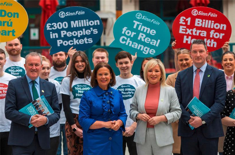 Mit Michelle O’Neill (2.v.r.) will Sinn Féin erstmals Platz eins erreichen
