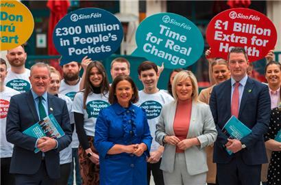 Mit Michelle O’Neill (2.v.r.) will Sinn Féin erstmals Platz eins erreichen
