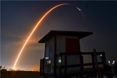 Mit Nachschub für die Astronauten und wissenschaftlichen Experimenten an Bord hat sich ein „Dragon“-Frachter auf den Weg zur Internationalen Raumstation gemacht
