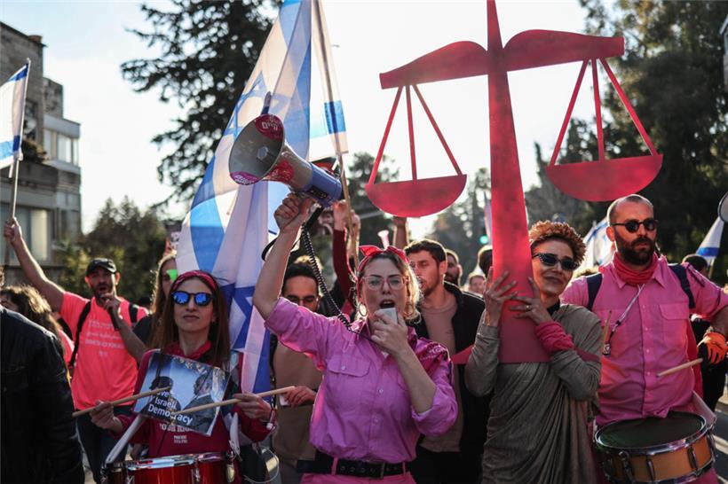 Mit Nationalfahnen und pinker Waage: Die Demonstranten befürchten das Ende der israelischen Demokratie
