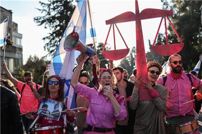 Mit Nationalfahnen und pinker Waage: Die Demonstranten befürchten das Ende der israelischen Demokratie
