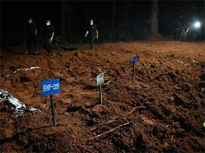 Mit Nummern versehene Gräber in Devghat, Nepal. Die Regierung beerdigt die unidentifizierten Opfer, nachdem sie DNA-Proben genommen hat