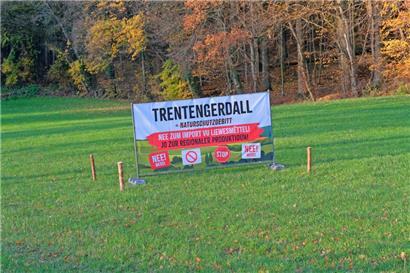 Mit Plakaten protestieren die Einwohner im Trëntenger Dall gegen die Schutzzone. Sie – so fürchten die betroffenen Landwirte und Winzer – behindert ihre Arbeit in Zukunft. 
