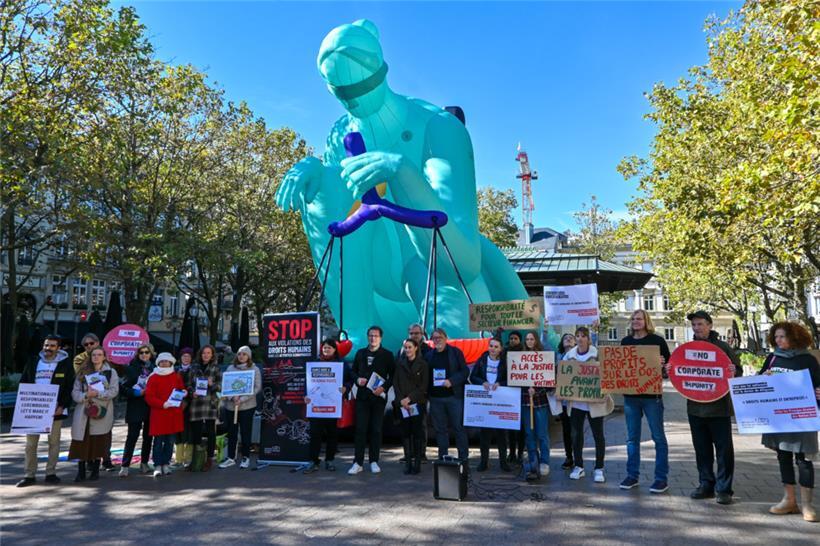 Mit Plakaten wurde vor der aufblasbaren Figur darauf aufmerksam gemacht, dass Opfer von Menschenrechtsverletzungen nicht immer Zugang zur Justiz haben 
