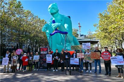 Mit Plakaten wurde vor der aufblasbaren Figur darauf aufmerksam gemacht, dass Opfer von Menschenrechtsverletzungen nicht immer Zugang zur Justiz haben 
