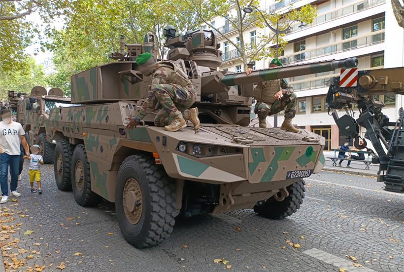 Mit Raubtieren in die Schlacht: Ein Jaguar der französischen Armee, am 14. Juli vergangenen Jahres
