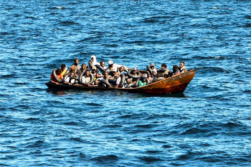 Mit Schläuchen aus Autoreifen „gesichert“, wollten diese Männer übers Mittelmeer nach Europa gelangen, bevor sie von der tunesischen Küstenwache aufgegriffen wurden
