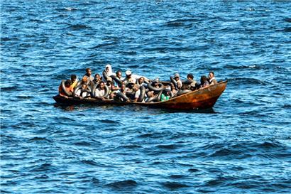 Mit Schläuchen aus Autoreifen „gesichert“, wollten diese Männer übers Mittelmeer nach Europa gelangen, bevor sie von der tunesischen Küstenwache aufgegriffen wurden
