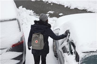 Mit Schneefall gehen meist auch Probleme im Verkehr einher. Am Donnerstag sollte sich wohl auf beides eingestellt werden. 
