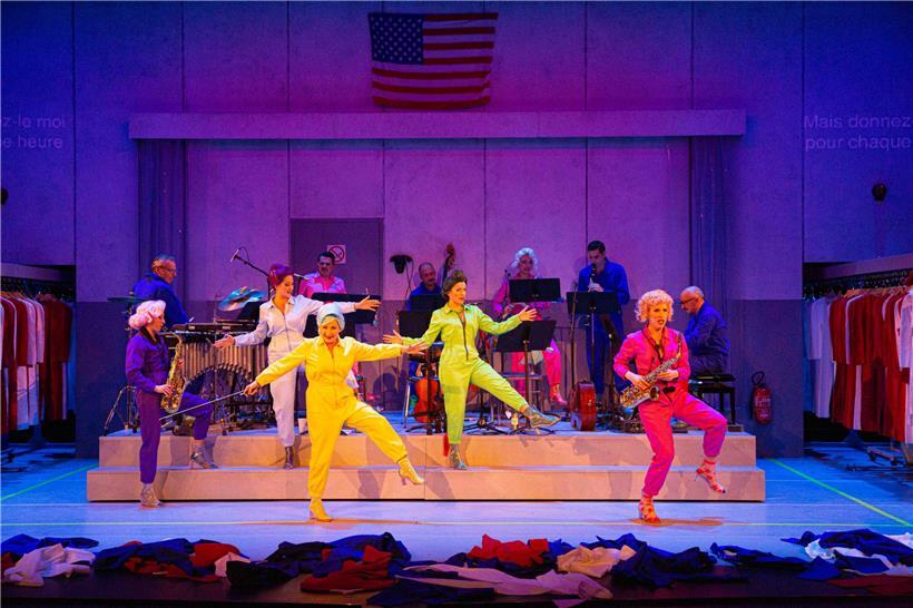 Mit „The Pajama Game“ empfangen die städtischen Theater auf ihrer Bühne einen Broadway-Hit aus den 1950er Jahren in einer modernen Inszenierung
