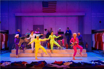Mit „The Pajama Game“ empfangen die städtischen Theater auf ihrer Bühne einen Broadway-Hit aus den 1950er Jahren in einer modernen Inszenierung
