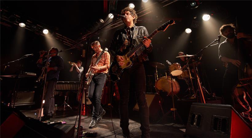 Mit Trompeten und Vibraphon aus der Pandemie tanzen: Calexico im Atelier
