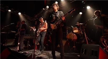 Mit Trompeten und Vibraphon aus der Pandemie tanzen: Calexico im Atelier
