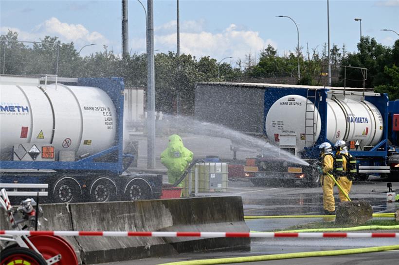 Mit Wasser und Bindemittel gingen die Einsatzkräfte gegen die ausgelaufene Salzsäure vor
