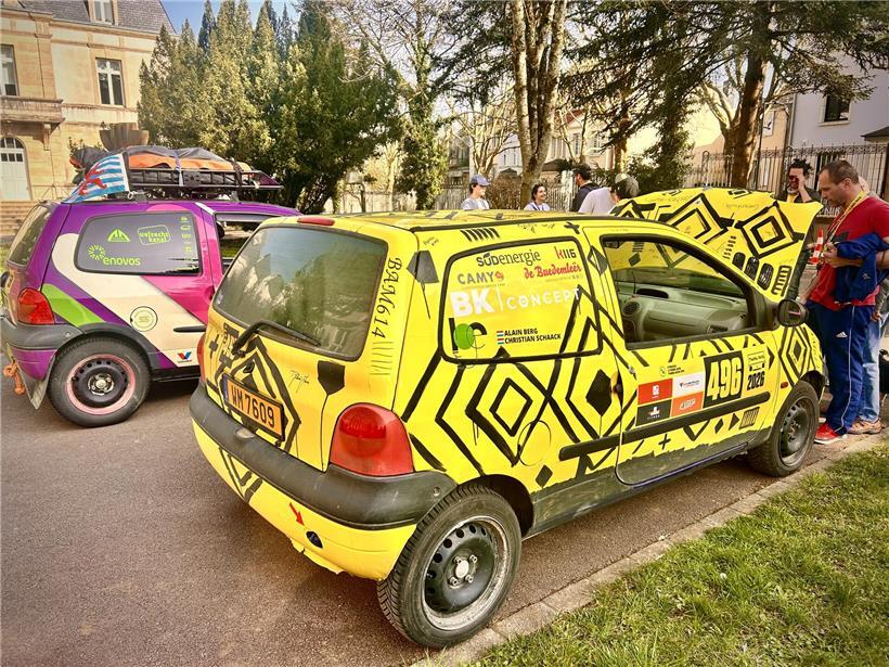 Wüstenstaub bedeckt das Armaturenbrett eines Autos auf der Rückfahrt nach Esch bei sonnigem Wetter
