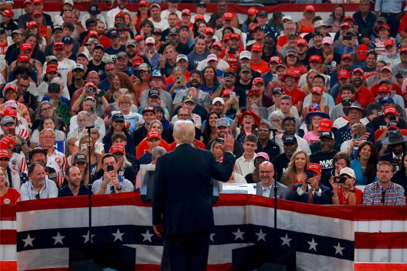 Mit Zöllen ins Weiße Haus? Donald Trump, hier vor seinen Anhängern in Atlanta im August 2024, setzt auf Protektionismus, seine Widersacherin Kamala Harris aber auch.

