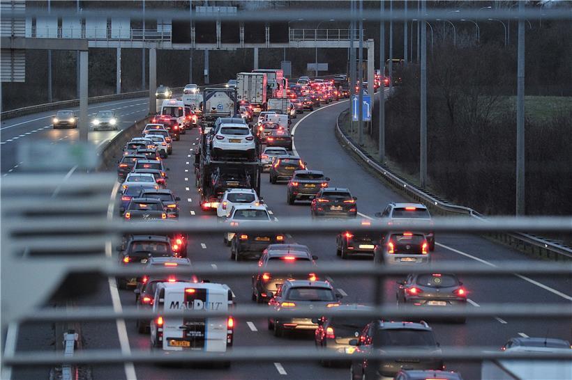Mit abnehmendem „Confinement“ wächst derzeit auf Luxemburgs Straßen wieder der Betrieb. Fragt sich nur, ob es bald wieder täglich so aussehen muss wie auf unserem Archivbild.
