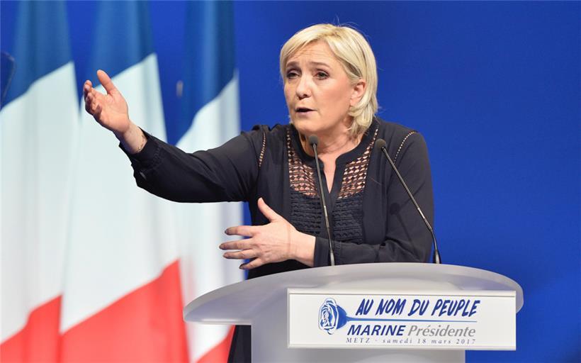 Mit blauer Rose, aber macht kein Geheimnis aus ihren Ambitionen: Marine Le Pen im März 2017
