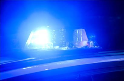 Mit blinkendem Blaulicht hat ein Kleinwagen eine Frau auf einer Straße in der Region Trier überholt. Der Dame kam das verdächtig vor. 
