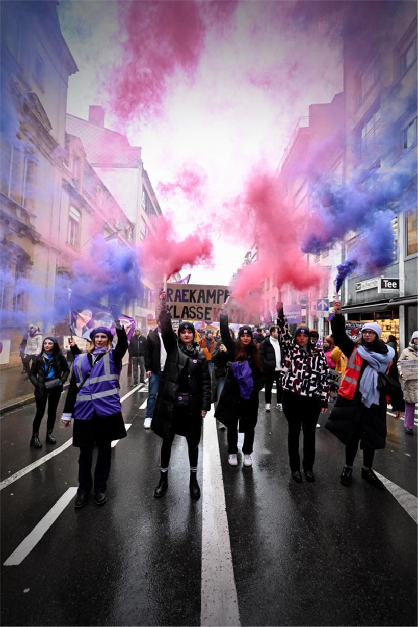 Mit buntem Rauch, selbstgebastelten Plakaten und lauter Musik wurde am Weltfrauentag ein Zeichen gesetzt
