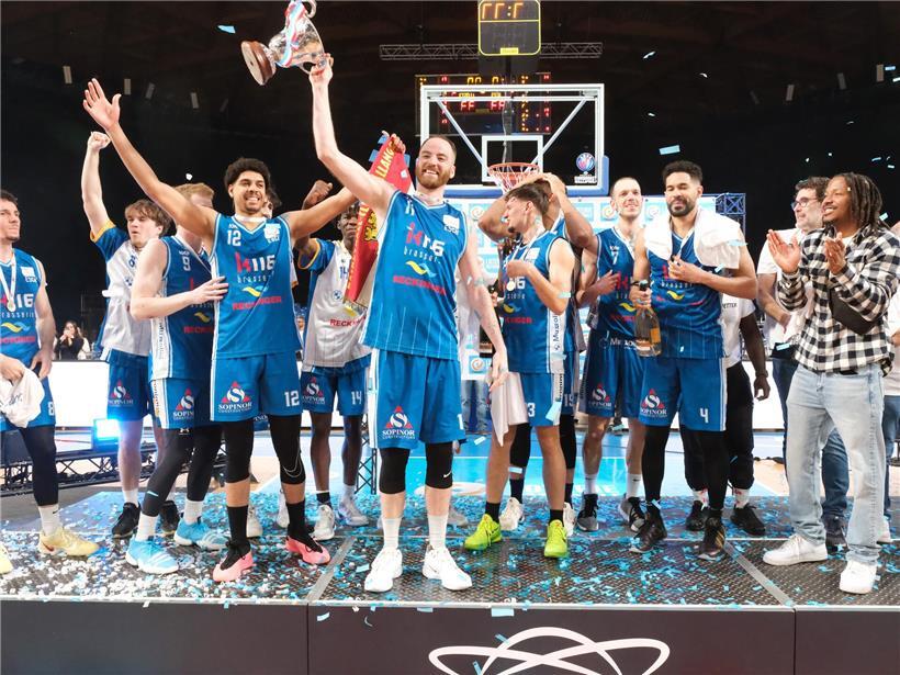 Denilson Ramos (Nr. 12) mit Basket Esch beim Pokalsieg 2023, jubelnd auf dem Basketballfeld