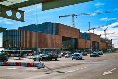 Mit dem Bau und der Vermietung von Büro-, Hotel- und Geschäftsflächen will der Luxemburger Flughafenbetreiber unabhängiger von den Einnahmen aus dem Flugverkehr werden und für stabile Einnahmen sorgen. Einen Mietvertrag unterzeichnet hat letztes Jahr die Deutsche Bank Luxemburg.
