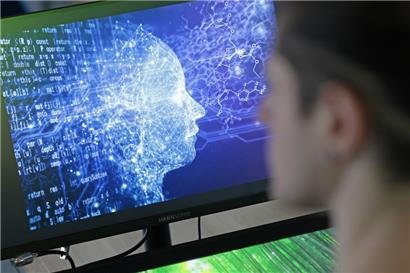 Mit dem Begriff der Künstlichen Intelligenz (KI) werden derzeit viele Hoffnungen zur Lösung gesellschaftlicher und auch wirtschaftlicher Probleme verbunden
