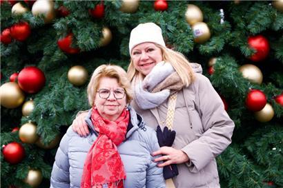 Mit dem Bus von Markt zu Markt: Petra und Riek lieben die entspannte Atmosphäre in Luxemburg
