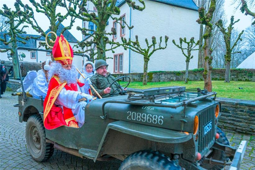 Mit dem Jeep aus dem Zweiten Weltkrieg – Ankunft des „Kleeschen“ in Wiltz
