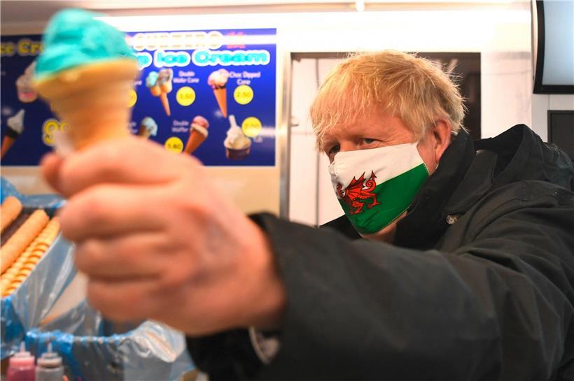 Mit dem Rückenwind der Vakzine: Johnson tingelte, wie hier in Wales, zur Wahlkampfunterstützung durchs Land
