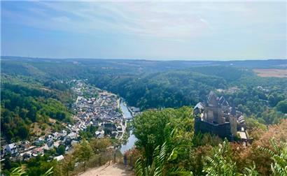 Mit dem Sessellift nach oben: Die Aussicht auf Vianden und sein Schloss ist grandios

