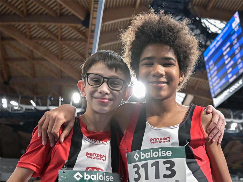 Zwei Teamkollegen lachen und feuern sich bei einem spannenden Wettkampf gemeinsam an