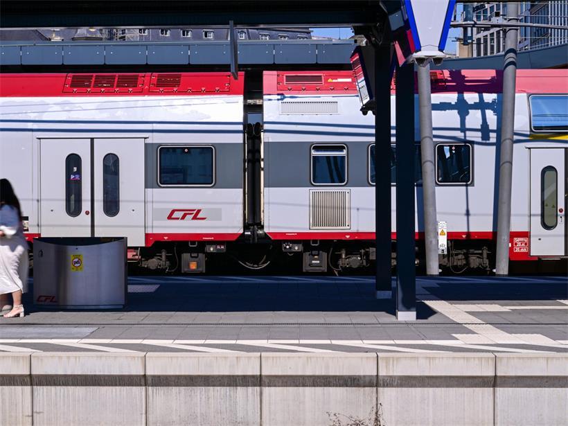 Zug fährt auf Schienen zwischen Luxemburg-Stadt und Süden, aktuelle Verkehrsprobleme sichtbar