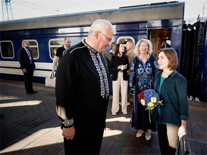 Mit dem Zug zwischen Warschau und Kiew reist auch die internationale Politprominenz in die Ukraine, hier die moldauische Präsidentin Maia Sandu (r.)