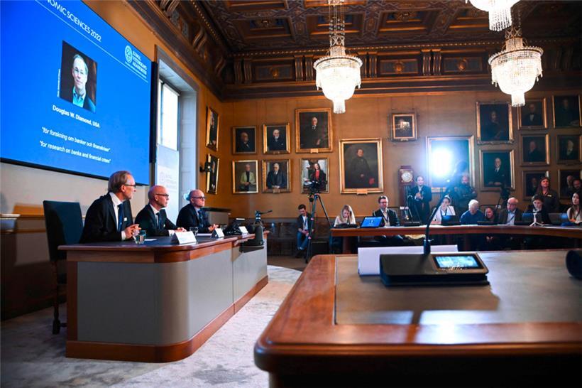 Mit dem diesjährigen Wirtschaftsnobelpreis werden der ehemalige Chef der US-Zentralbank Ben Bernanke sowie die US-Ökonomen Douglas Diamond und Philip Dybvig geehrt
