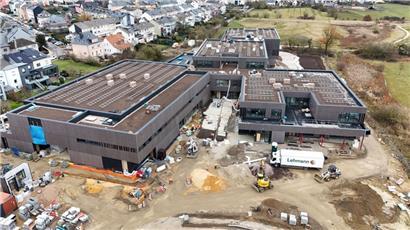 Mit dem neuen Schulcampus „Ëm de Bëchel“, der Ende des Jahres fertig wird, will die Gemeinde das Wachstum der Bevölkerung proaktiv angehen
