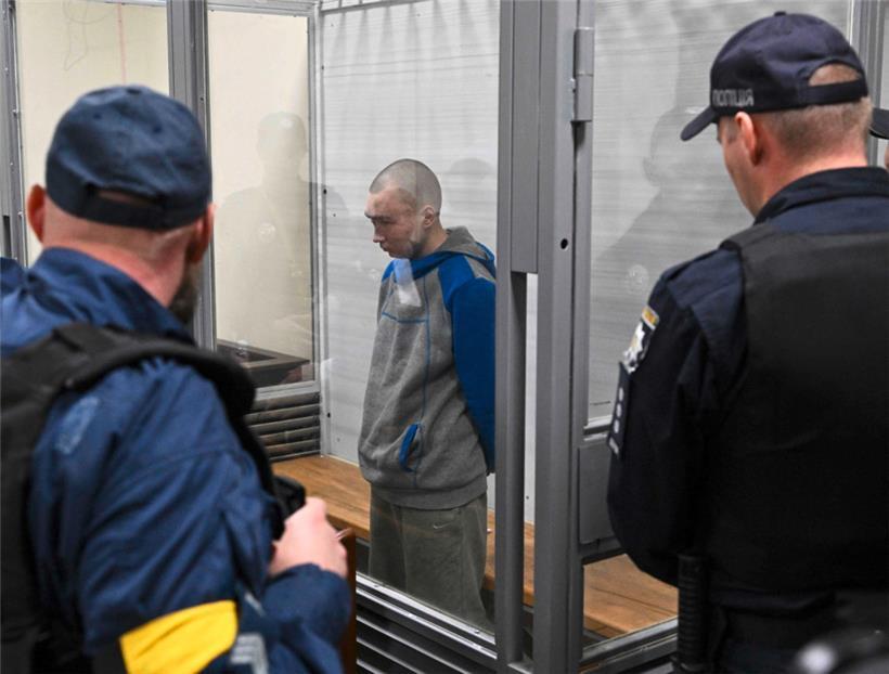 Mit dem russischen Soldaten Vadim Shishimarin hat dieser Tage der erste Prozess wegen Kriegsverbrechen in der Ukraine begonnen, dem sollen nach dem Willen der EU-Parlamentarier noch viele folgen
