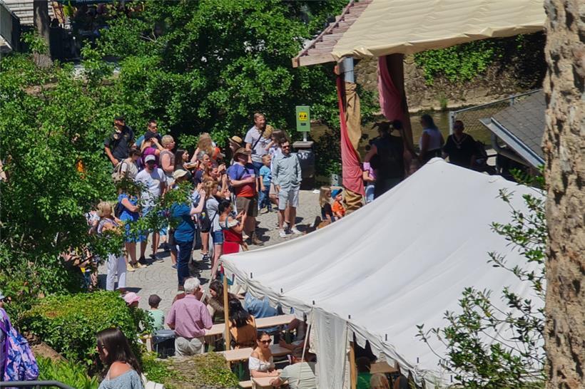 Mit dem sonnigen Wetter hatte man besser ausreichend Sonnencreme aufgetragen zu ...