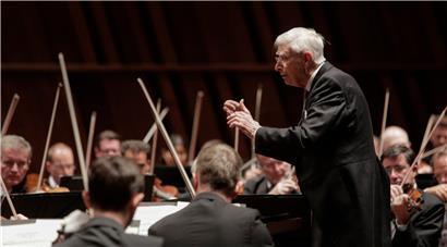 Mit den Wiener Philharmonikern läutete Dirigent Herbert Blomstedt nun die neue Spielzeit in der Philharmonie ein – und sorgte dabei für einen regelrechten Paukenschlag
