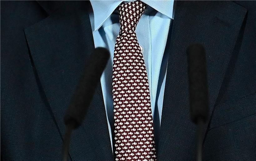Mit der Auswahl seiner Krawatte dürfte Boris Johnson vor allem gegenüber dem französischen Präsidenten Emmanuel Macron eine klare Botschaft vermitteln. Etwa, dass französische Fischer nun doch nicht mehr so viele Fische in britischen Gewässern fischen dürfen wie bisher. Der meiste Fisch bleibt bei den Briten.
