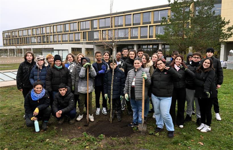 Mit der Baumpflanzaktion realisierten Schülerinnen und Schüler mit ihren Lehrern ein Projekt für Nachhaltigkeit im „Lycée Bel-Val“
