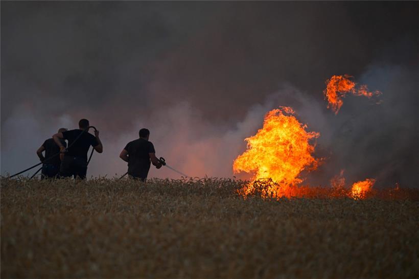 Mit der Dürre steigt die Brandgefahr in Bulgarien: Feuerwehrleute in der Ortschaft Ponor nahe Sofia
