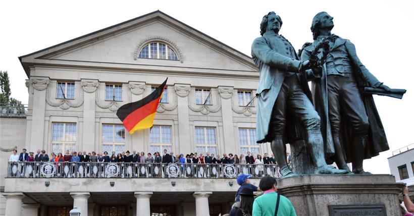 Mit der Nachstellung eines historischen Fotos auf dem Theaterplatz vor dem Deutschen Nationaltheater Weimar beginnt die Uraufführung „Reichstags-Reenactment“ beim Kunstfest Weimar 2019
